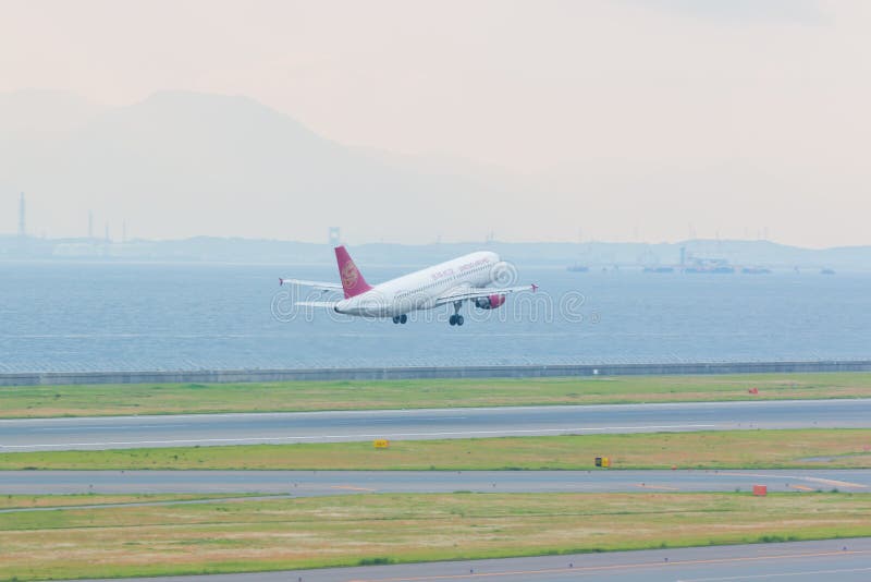 Juneyao-Fluglinien in internationalem Flughafen Japan Chubu Centrair lizenzfreie stockbilder Juneyao-Fluglinien in internationalem Flughafen Japan Chubu Centrair lizenzfreie stockbilder
