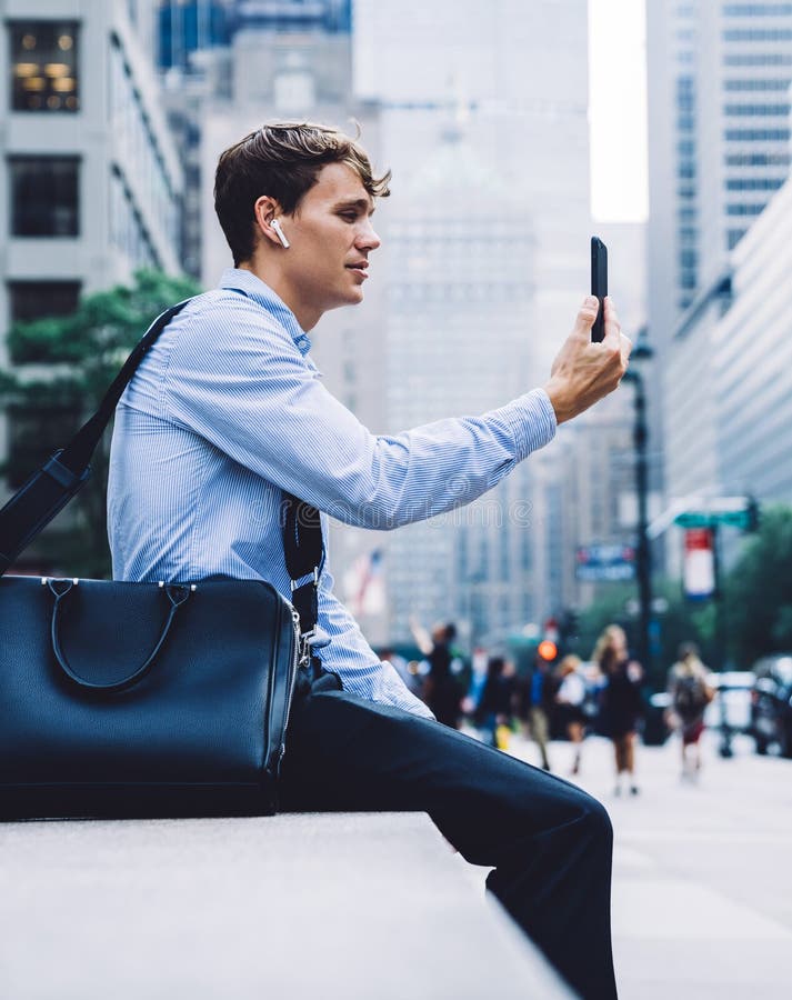 Jung stolze cein earbuds mit bluetooth für den Aufruf lizenzfreie stockbilder