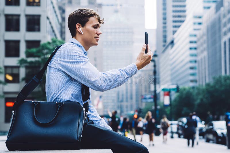 Jung stolze cein earbuds mit bluetooth für den Aufruf lizenzfreie stockbilder
