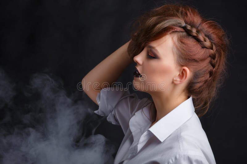 Jung und schönes Mädchen mit dunklem Make-up? lizenzfreies stockbild