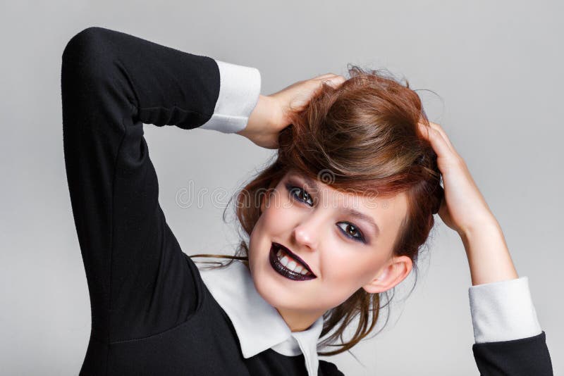 Jung und schönes Mädchen mit dunklem Make-up? lizenzfreie stockbilder
