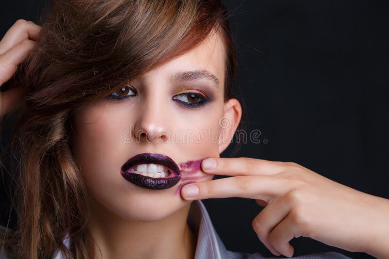 Jung und schönes Mädchen mit dunklem Make-up? stockfotografie