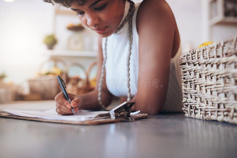 Junge afrikanische Frau, die in einer Saftstange arbeitet lizenzfreie stockbilder Junge afrikanische Frau, die in einer Saftstange arbeitet lizenzfreie stockbilder