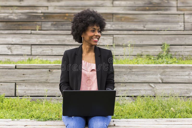 Junge afroe-amerikanisch Frau, die Laptop verwendet Grüne Hintergründe casua