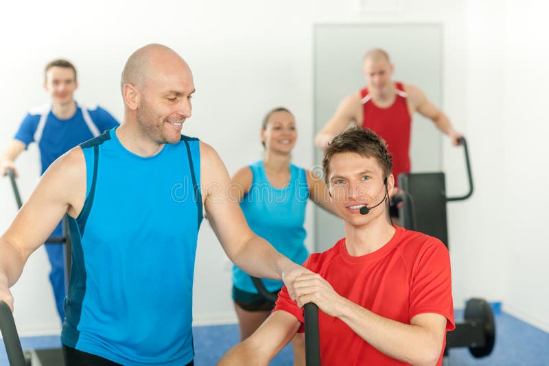 Junge alpinning Eignungausbilder-Bleikategorie stockbilder Junge alpinning Eignungausbilder-Bleikategorie stockbilder