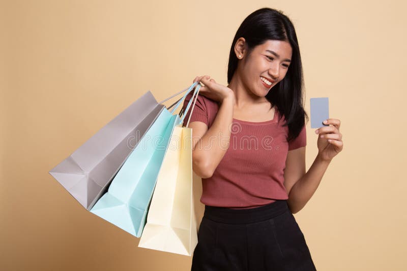 Junge Asiatin mit Einkaufstasche und leerer Karte stockbilder Junge Asiatin mit Einkaufstasche und leerer Karte stockbilder