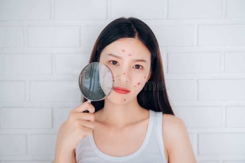 Junge Asiatinholding Lupe lizenzfreie stockfotografie Junge Asiatinholding Lupe lizenzfreie stockfotografie