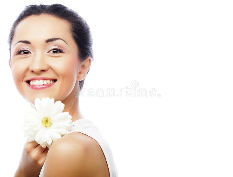 Junge asiatische Frau, die weiße gerber Blume hält stockfotografie Junge asiatische Frau, die weiße gerber Blume hält stockfotografie