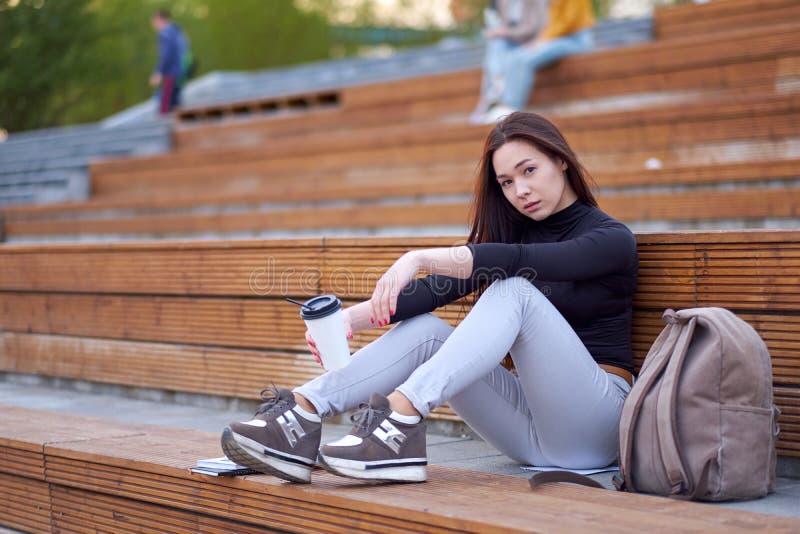 Junge asiatische Frau jugendlich mit Kaffee Stadtportr?t im Freien stockbilder Junge asiatische Frau jugendlich mit Kaffee Stadtportr?t im Freien stockbilder