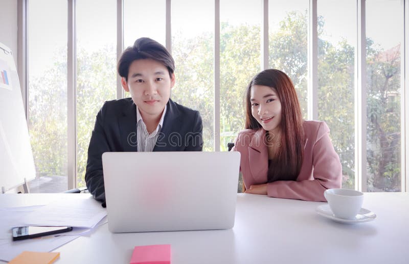 Junge asiatische Geschäftsmannarbeit mit Laptop im Büro stockfoto Junge asiatische Geschäftsmannarbeit mit Laptop im Büro stockfoto