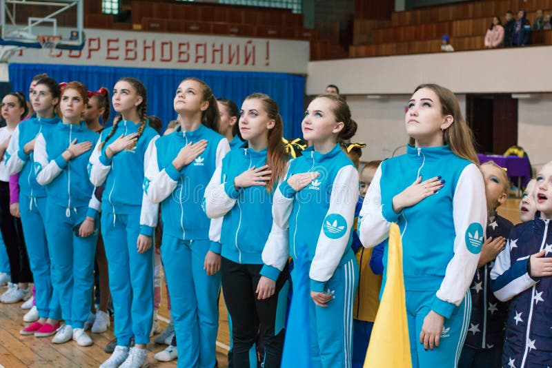Junge Athleten hören auf das Nationalhymne, Ñ- hampionship der Stadt von Kamenskoye, beim cheerleading unter Soli, die Duos und stockfotos Junge Athleten hören auf das Nationalhymne, Ñ- hampionship der Stadt von Kamenskoye, beim cheerleading unter Soli, die Duos und stockfotos