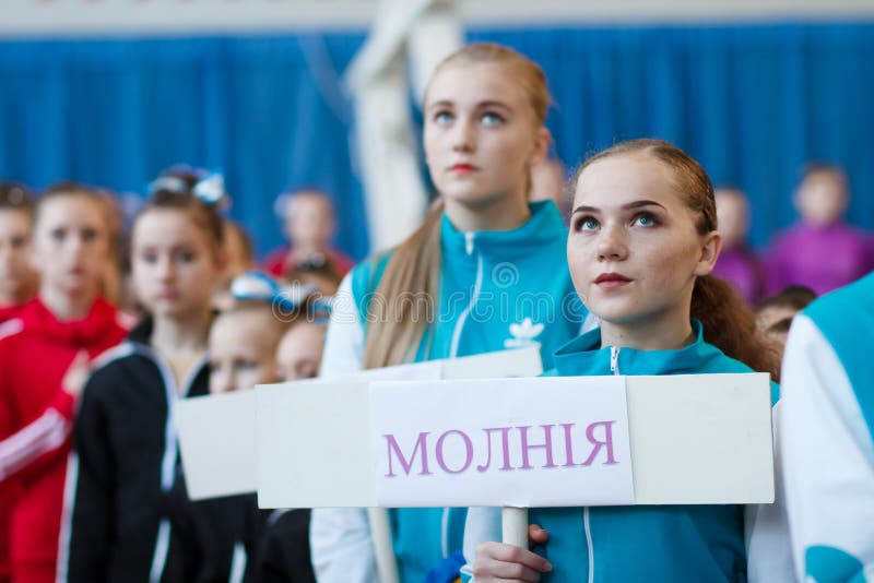 Junge Athleten hören auf das Nationalhymne, Ñ- hampionship der Stadt von Kamenskoye, beim cheerleading unter Soli, die Duos und lizenzfreie stockfotografie Junge Athleten hören auf das Nationalhymne, Ñ- hampionship der Stadt von Kamenskoye, beim cheerleading unter Soli, die Duos und lizenzfreie stockfotografie