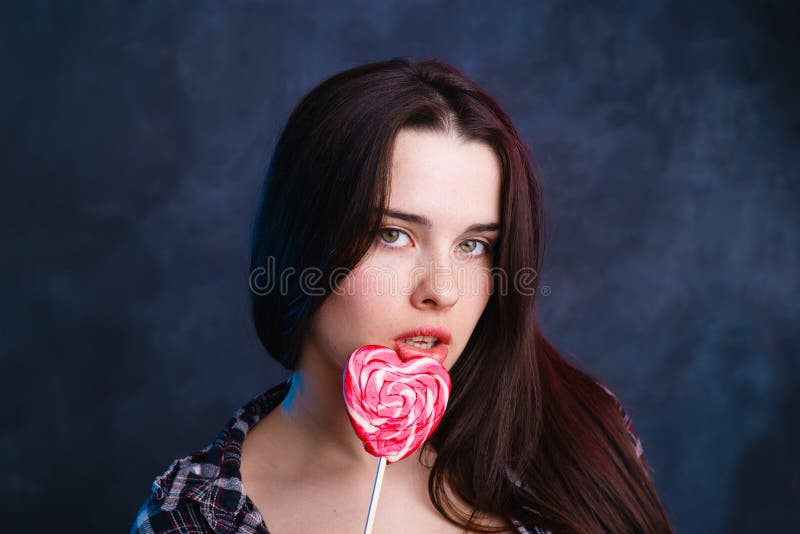 Junge attraktive Frau mit Lutschersüßigkeitsherzen Liebe, Valentin stockfotos Junge attraktive Frau mit Lutschersüßigkeitsherzen Liebe, Valentin stockfotos