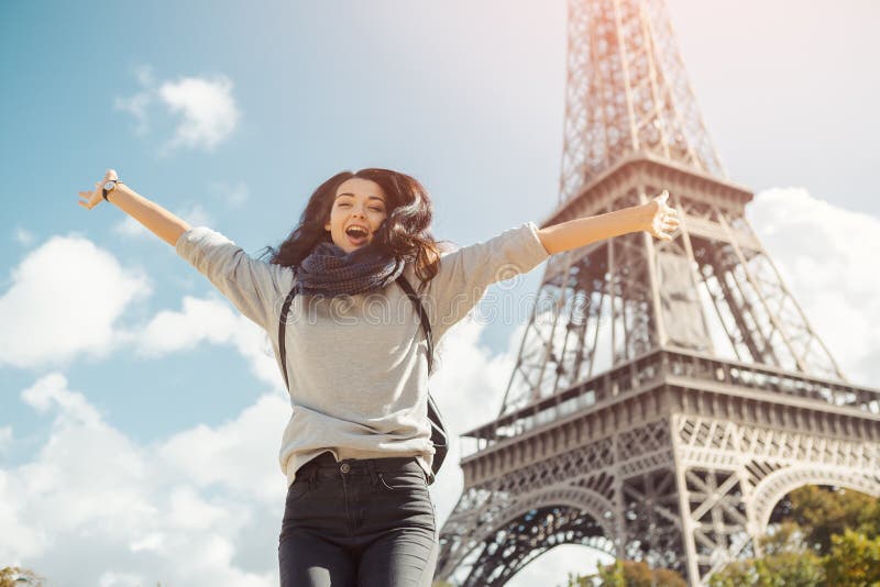 Junge attraktive glückliche Frau, die für Freude gegen Eiffelturm in Paris, Frankreich springt lizenzfreie stockbilder Junge attraktive glückliche Frau, die für Freude gegen Eiffelturm in Paris, Frankreich springt lizenzfreie stockbilder