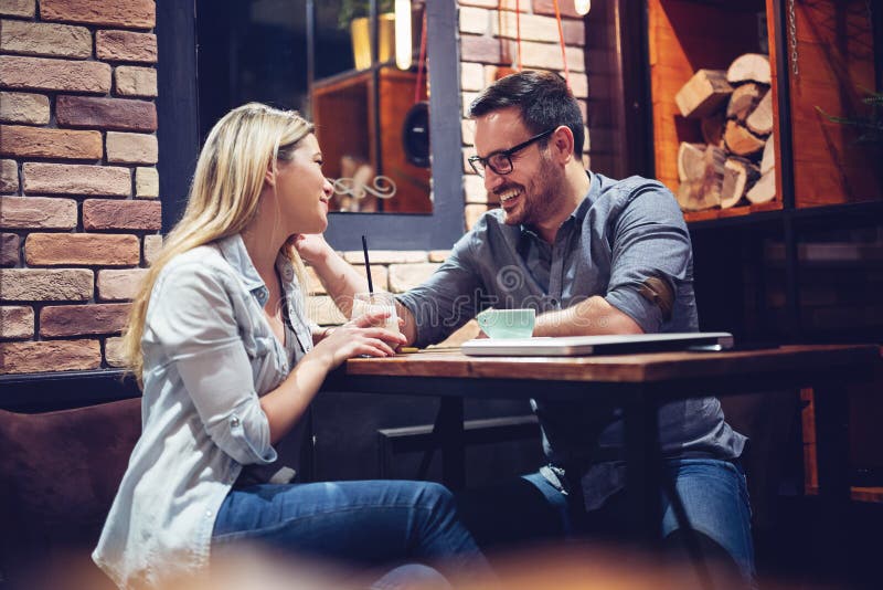 Junge attraktive Paare, die im Café flirten lizenzfreie stockfotografie Junge attraktive Paare, die im Café flirten lizenzfreie stockfotografie