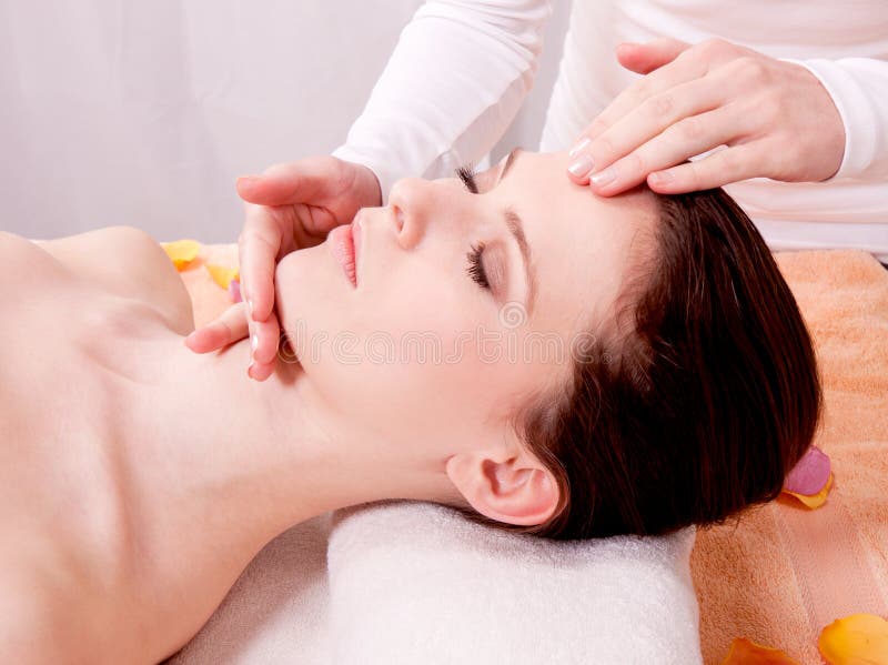 Junge attraktive smilig Frau, die Wellnessbadekurort tut stockbild Junge attraktive smilig Frau, die Wellnessbadekurort tut stockbild