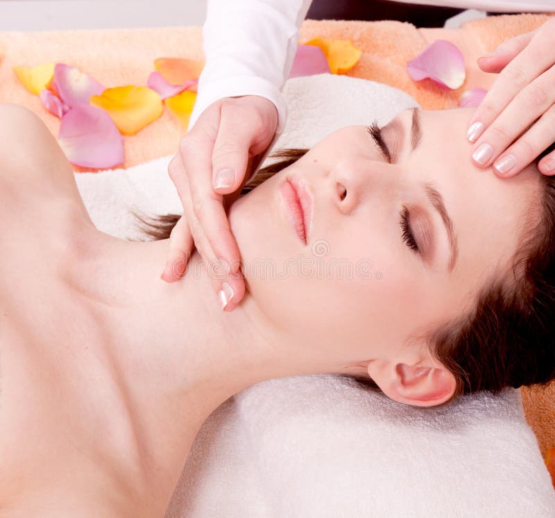 Junge attraktive smilig Frau, die Wellnessbadekurort tut stockfotografie Junge attraktive smilig Frau, die Wellnessbadekurort tut stockfotografie