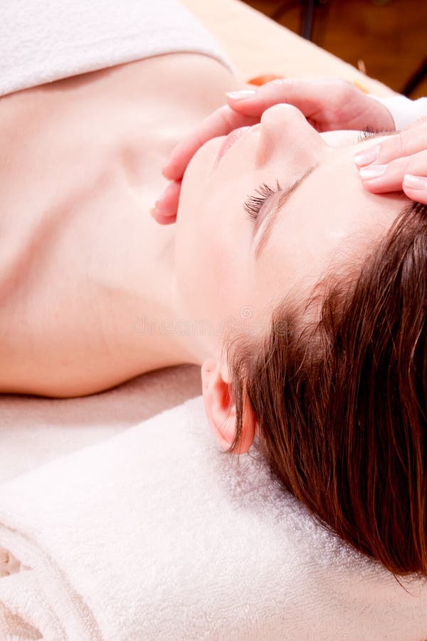 Junge attraktive smilig Frau, die Wellnessbadekurort tut stockfotografie Junge attraktive smilig Frau, die Wellnessbadekurort tut stockfotografie