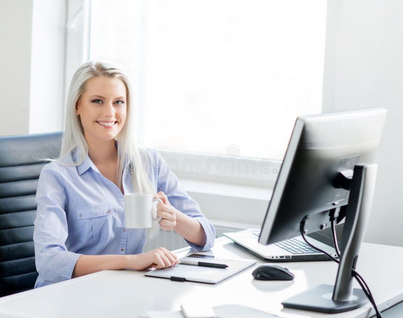 Junge, attraktive und überzeugte Geschäftsfrau, die im Büro arbeitet stockfoto Junge, attraktive und überzeugte Geschäftsfrau, die im Büro arbeitet stockfoto