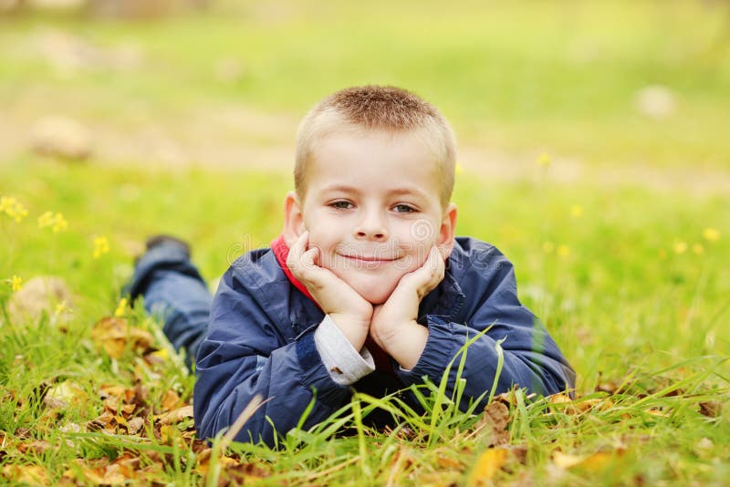 Kleiner Junge auf der Herbstwiese