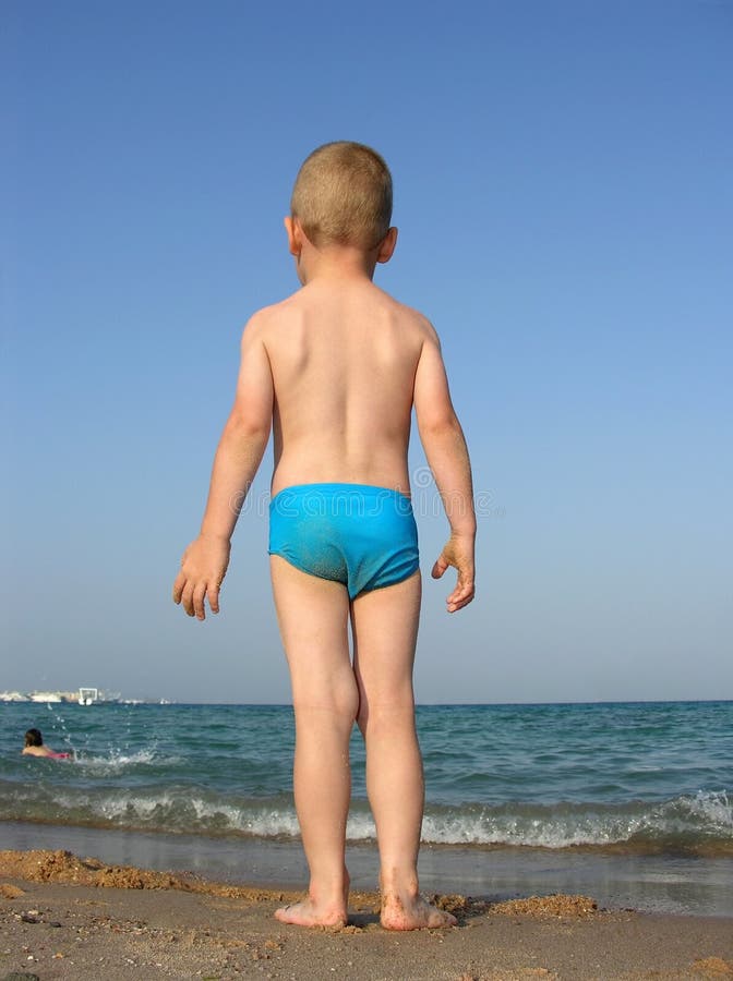 Junge auf Strand stockfoto