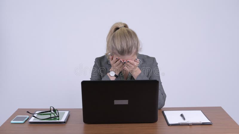 Junge betonten die blonde Geschäftsfrau, die Laptop und Verschlechterungsnachrichten bei der Arbeit verwendet
