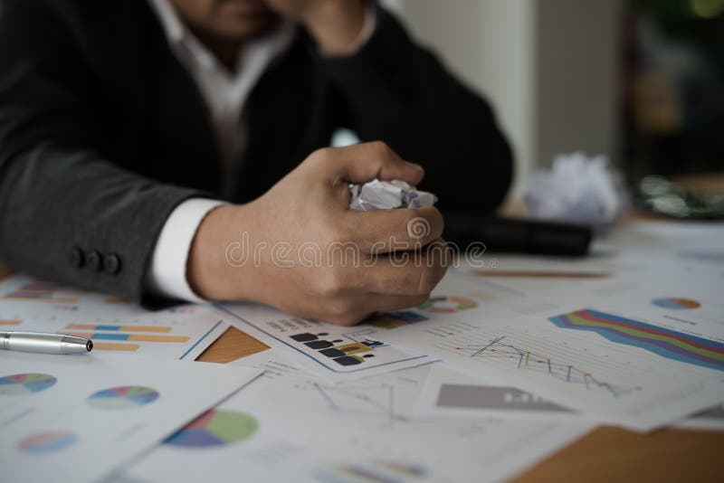 Junge betonten die Geschäftsmannhand, die ein Papier auf seinem Schreibtisch a erfasst lizenzfreie stockbilder Junge betonten die Geschäftsmannhand, die ein Papier auf seinem Schreibtisch a erfasst lizenzfreie stockbilder