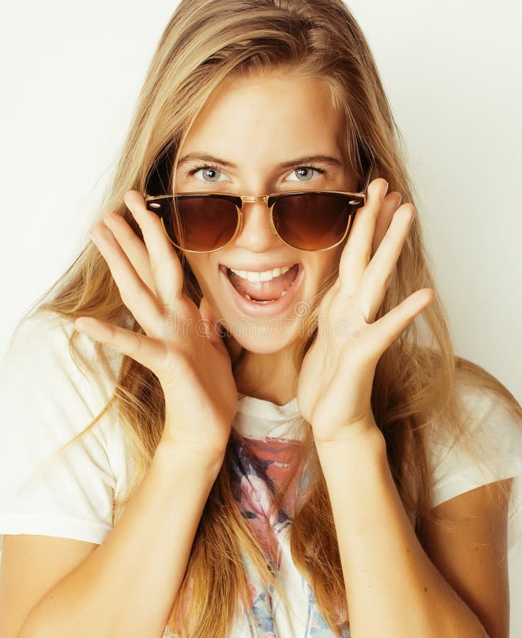 Junge blonde Frau in der Sonnenbrille nah oben lächelnd stockbild Junge blonde Frau in der Sonnenbrille nah oben lächelnd stockbild