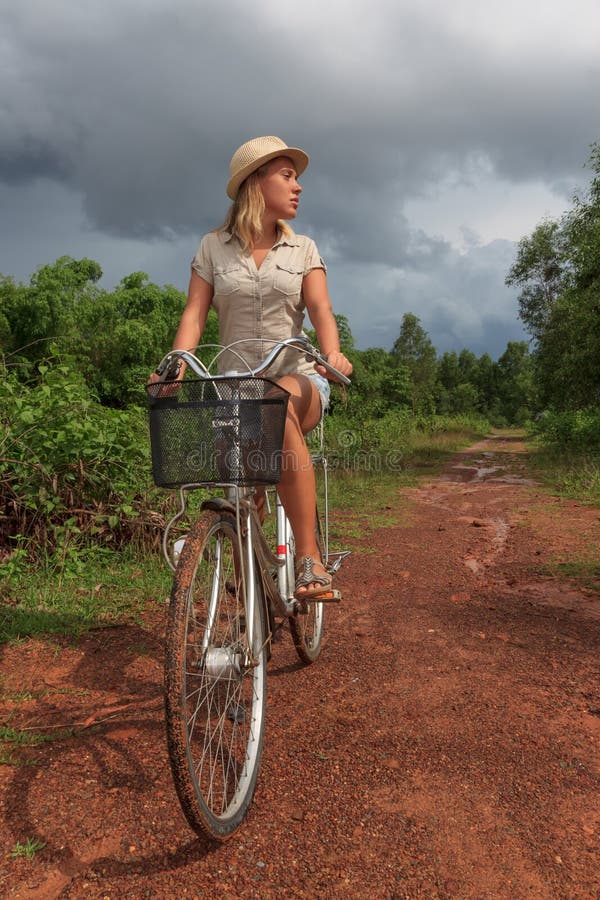 Junge Blonde Frau, Die Fahrrad In Der Landschaft Fährt