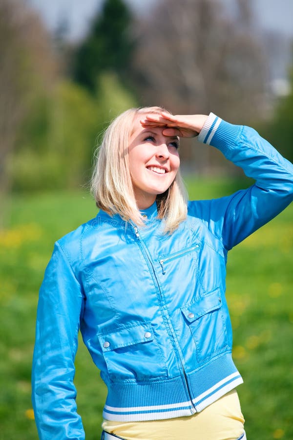 Junge blonde Frau, die im Frühjahr Himmel schaut stockfoto Junge blonde Frau, die im Frühjahr Himmel schaut stockfoto