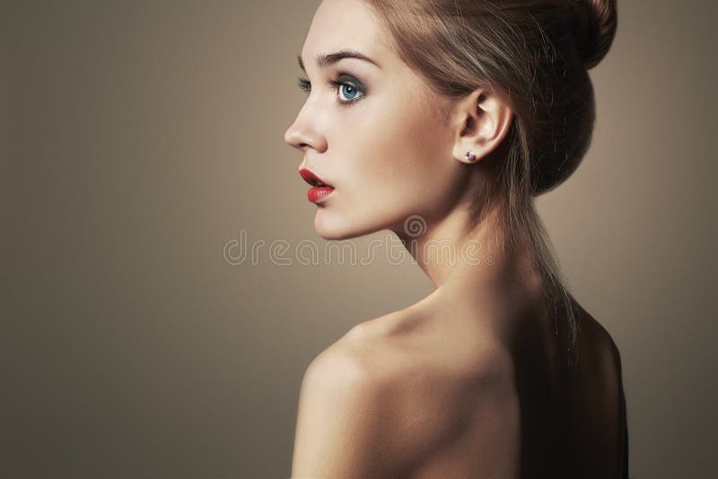 Junge blonde Frau Schönes blondes Mädchen Nahaufnahmemodeporträt stockfoto