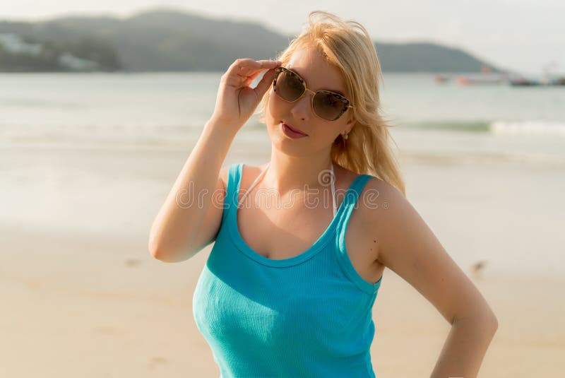 Junge Blondine auf dem Strandtanzen stockbild Junge Blondine auf dem Strandtanzen stockbild
