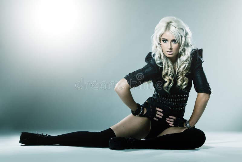 Junge Blondine in der attraktiven Kleidung der hohen Art und Weise lizenzfreies stockfoto Junge Blondine in der attraktiven Kleidung der hohen Art und Weise lizenzfreies stockfoto