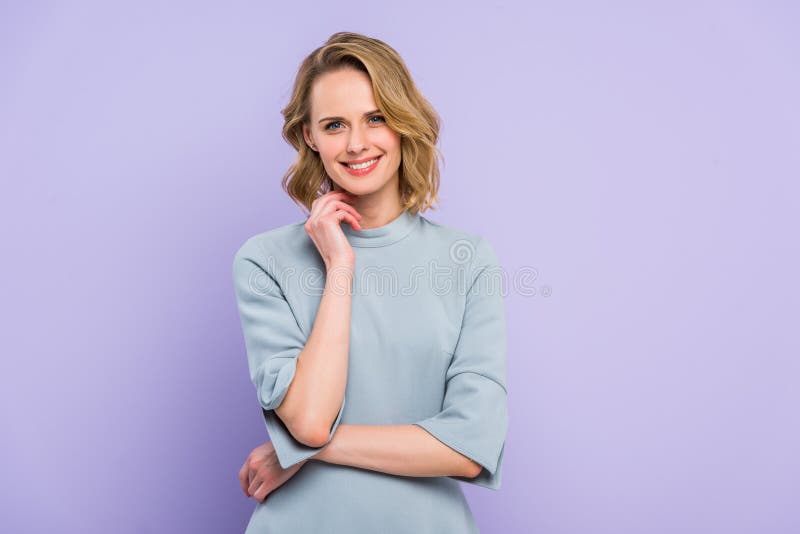 Junge Blondine mit der Hand nahe Gesicht lizenzfreies stockbild Junge Blondine mit der Hand nahe Gesicht lizenzfreies stockbild
