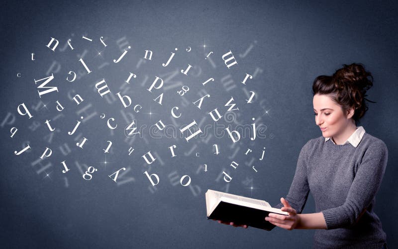 Junge Dame, die Buch mit Buchstaben hält lizenzfreie stockfotos Junge Dame, die Buch mit Buchstaben hält lizenzfreie stockfotos