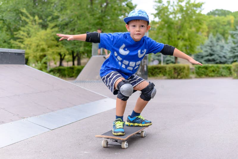 Junge, der auf seinem Skateboard vorführt