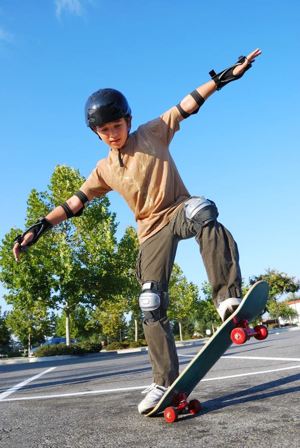 Junge, der auf Skateboard balanciert