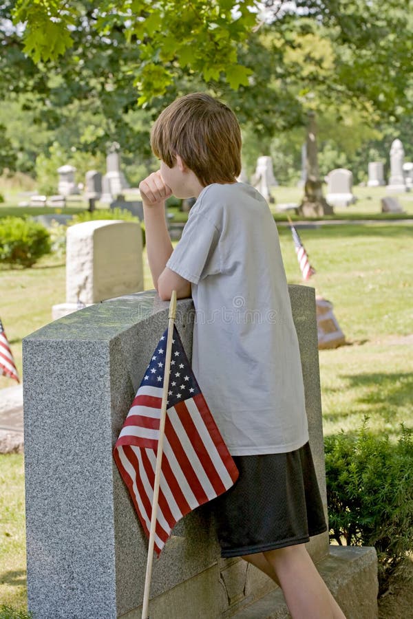 Junge, der bei Gravesite beklagt stockfotografie Junge, der bei Gravesite beklagt stockfotografie