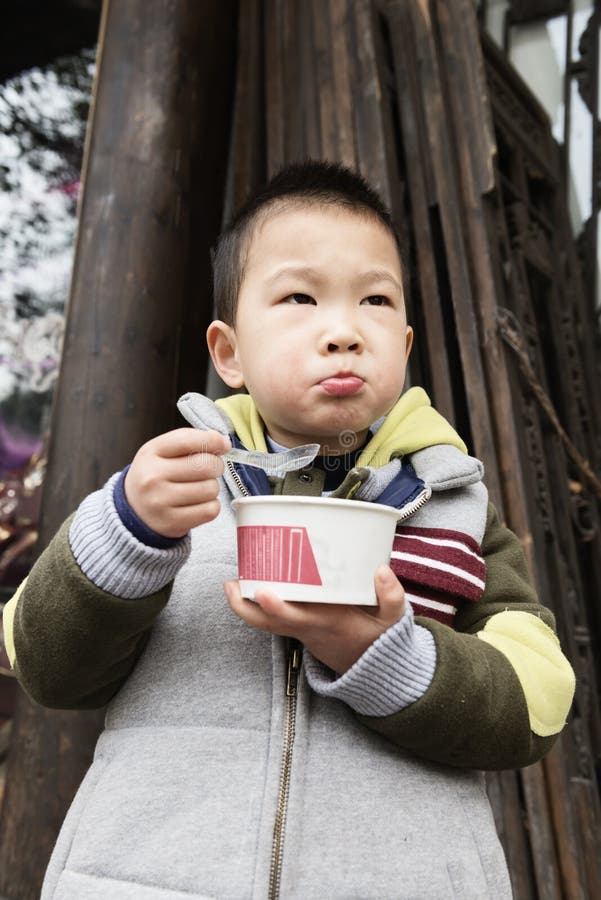 Junge, der Congee isst lizenzfreie stockfotos Junge, der Congee isst lizenzfreie stockfotos