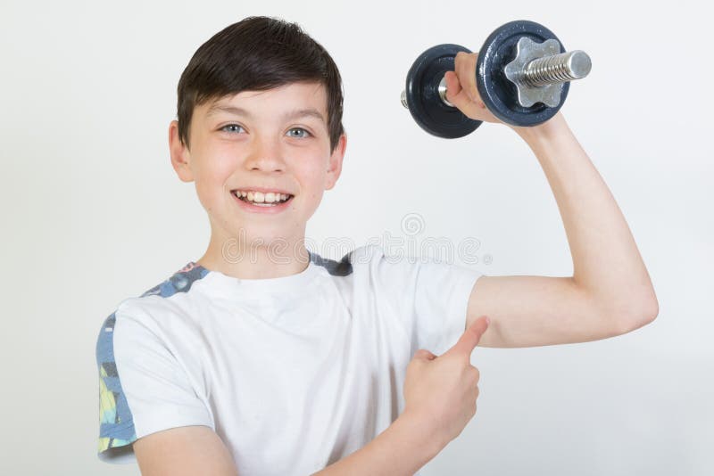 Junge, der Dummkopfgewichte verwendet stockfotografie Junge, der Dummkopfgewichte verwendet stockfotografie
