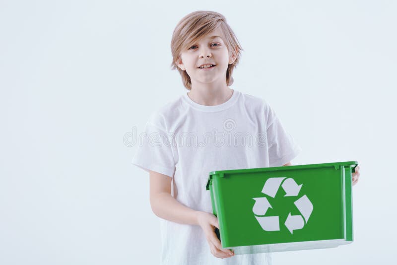 Junge, der Korb hält stockfotografie Junge, der Korb hält stockfotografie