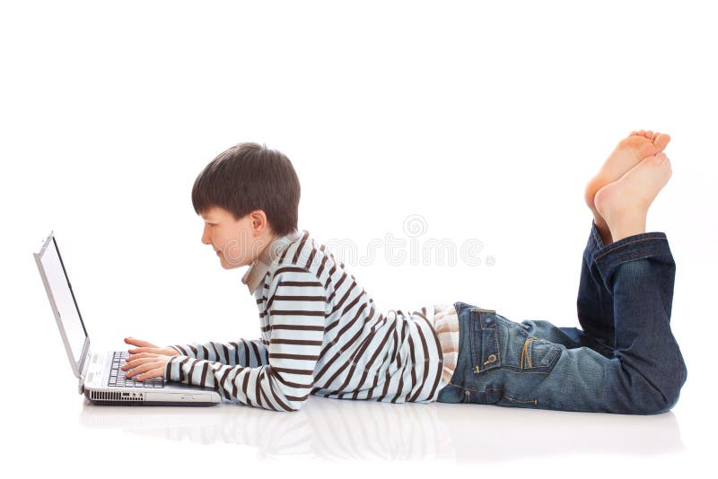 Junge, der Laptop verwendet lizenzfreie stockbilder Junge, der Laptop verwendet lizenzfreie stockbilder