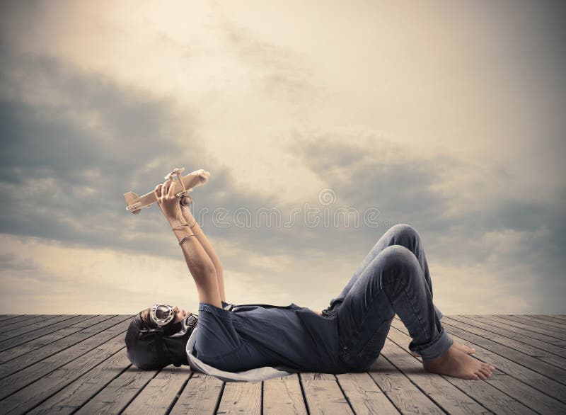 Junge, der mit Spielzeugflugzeug spielt stockbilder Junge, der mit Spielzeugflugzeug spielt stockbilder