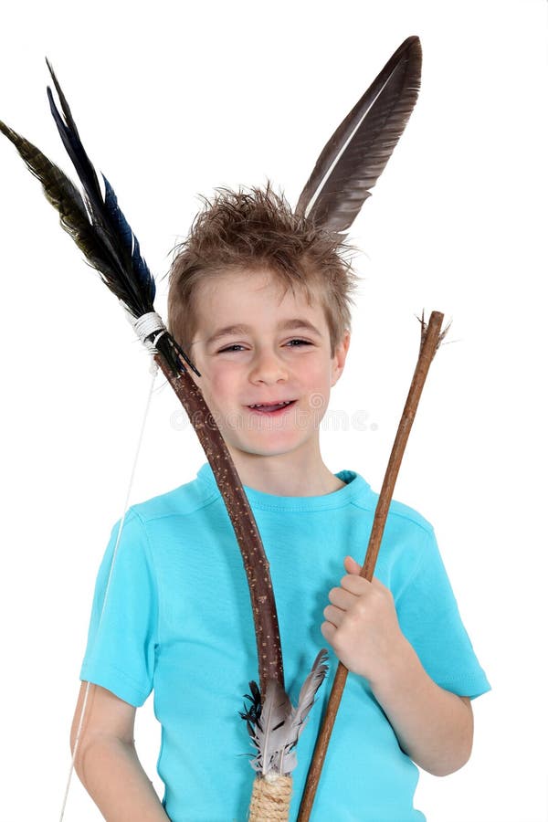 Junge, der Pfeil und Bogen anhält lizenzfreie stockfotos Junge, der Pfeil und Bogen anhält lizenzfreie stockfotos