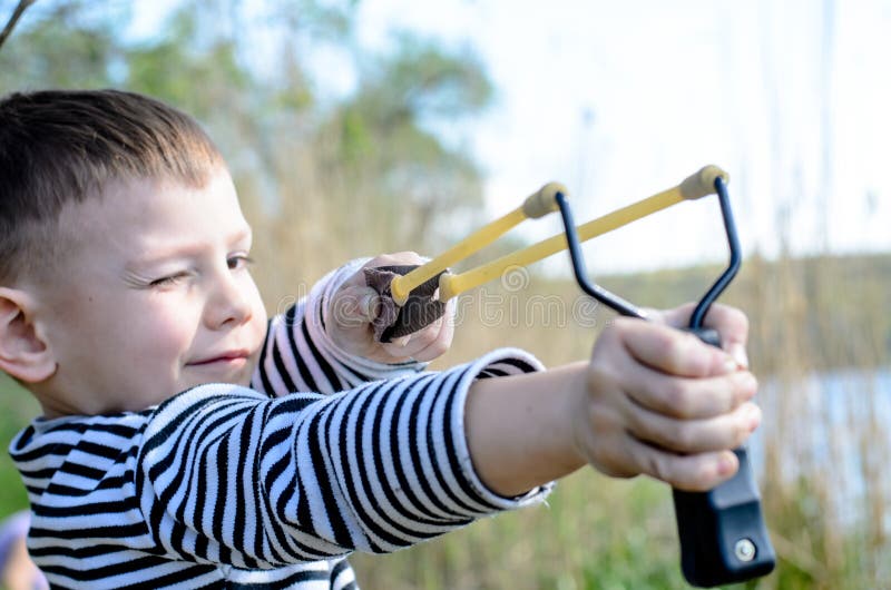 Junge, der Riemen-Schuss zielt stockfotos Junge, der Riemen-Schuss zielt stockfotos