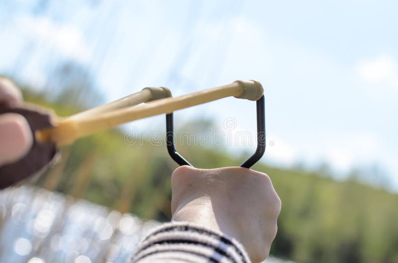 Junge, der Riemen-Schuss über See zielt lizenzfreies stockbild Junge, der Riemen-Schuss über See zielt lizenzfreies stockbild