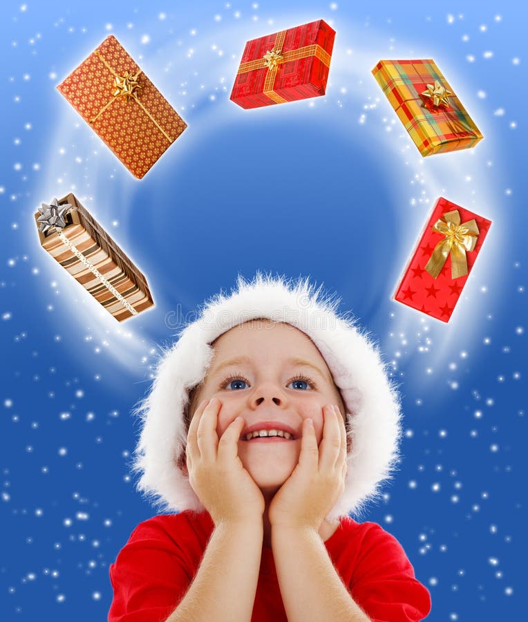 Junge, der schaut, um den Platz zu kopieren umgeben durch Geschenke stockfotografie Junge, der schaut, um den Platz zu kopieren umgeben durch Geschenke stockfotografie