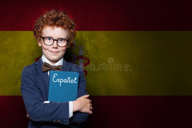 Junge Junge in der Schule, Uniform auf spanischer Flagge. Konzept Bildung und Kindheit in Spanien lizenzfreie stockfotografie