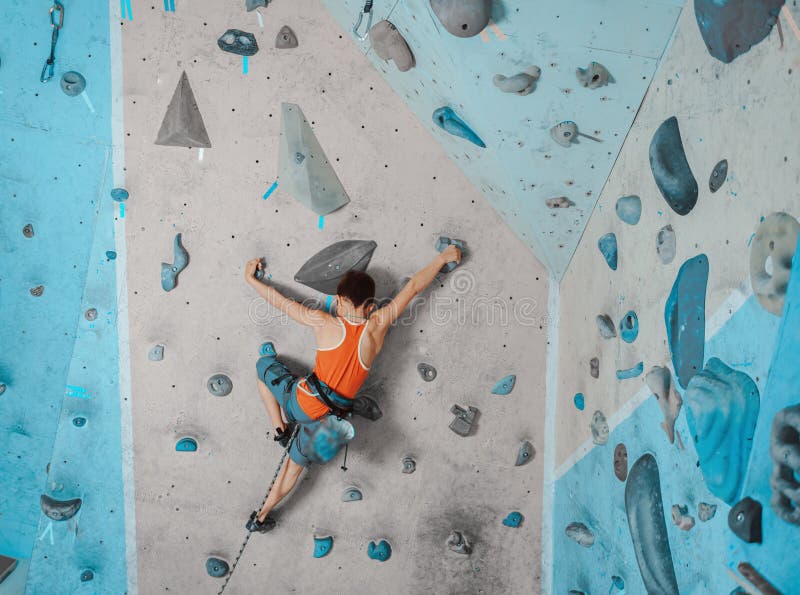 Junge in der Schutzausrüstung, die in der Turnhalle klettert lizenzfreie stockfotos Junge in der Schutzausrüstung, die in der Turnhalle klettert lizenzfreie stockfotos