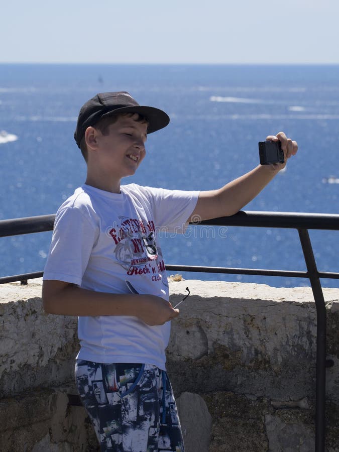 Junge, der selfie nimmt lizenzfreies stockbild Junge, der selfie nimmt lizenzfreies stockbild